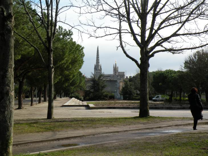  la cathédrale vue du quartier Meriadeck